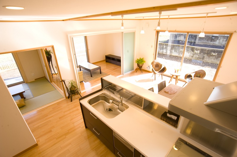 キッチンから見たリビング